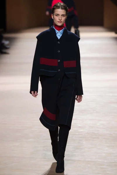 Look 16
